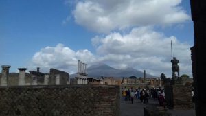 Aufsteigende Cumuli am Vesuv bei Neapel.