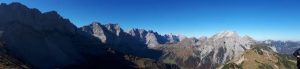 Goldener Oktober im Gebirge ist die beste Zeit zum Wandern. Wolkenlos kann man das Panorama genießen.