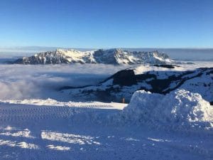 Sonne über dem Hochnebel im Kaisergebirge in Österreich.