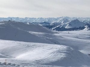 Tiefverschneite Berglandschaft in den Alpen. Sonnig.