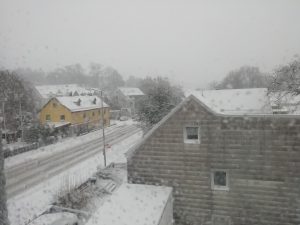 Straßen und Häuser in Freising sind mit Schnee bedeckt.
