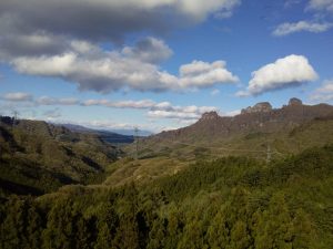 Gebirge mit Stromleitung, einige Wolken am Himmel