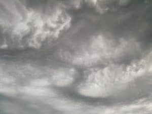 Dunkle Wolken während eines Gewitters