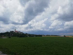 Gewitterwolken über Klosterkirche