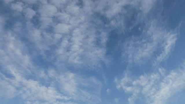 Island Sonne und Wolken im Wechsel Meer, Nebel und Gebirge