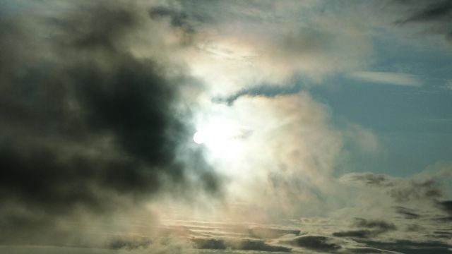 Island Tiefdruck Sonne und Wolken im stetigen Wechsel