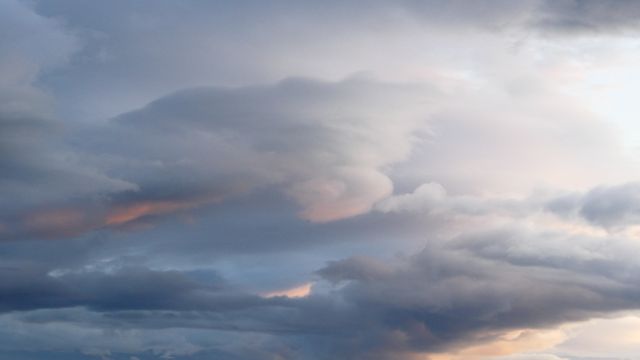 Island Wolken und Licht Rosafarbene Wolken im Abendlicht auf Island