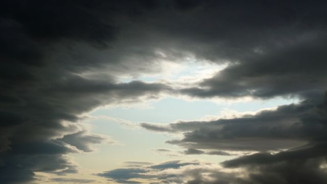 Island Wolken Zwischen den Wolken scheint die Sonne durch