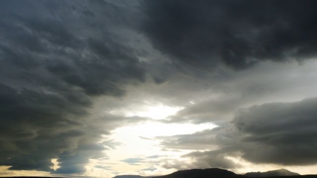 Island Wolkenbildung Helles Licht und dunkle Wolken auf Island