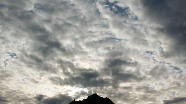 Island faszinierende Wolken Altocumulus und Berg im Schatten