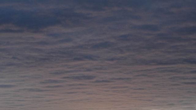 Island kühl und wechselhaft Sonne spiegelt sich im Meer auf Island