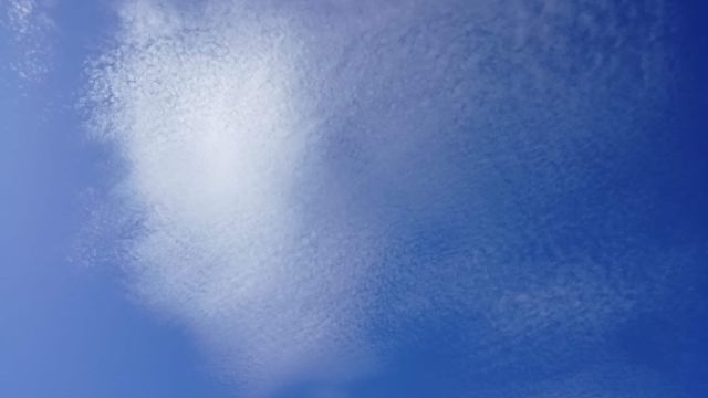 Die Wolkenart Altocumulus sorgt für einen Wetterumschwung. Altocumulus - mittelhohe Wolke
