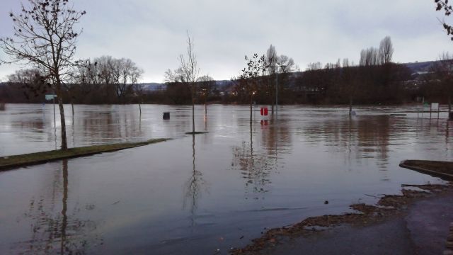Hochwasser mit Überschwemmung Hochwasser mit Überschwemmung