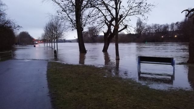 Hochwasser mit Überflutung Hochwasser mit Überflutung