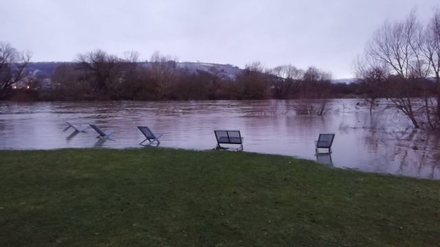 Hochwasser Stühle im Wasser Hochwasser Stühle im Wasser