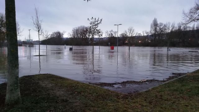Hochwasser mit überfluteter Uferpromenade Hochwasser mit überfluteter Uferpromenade
